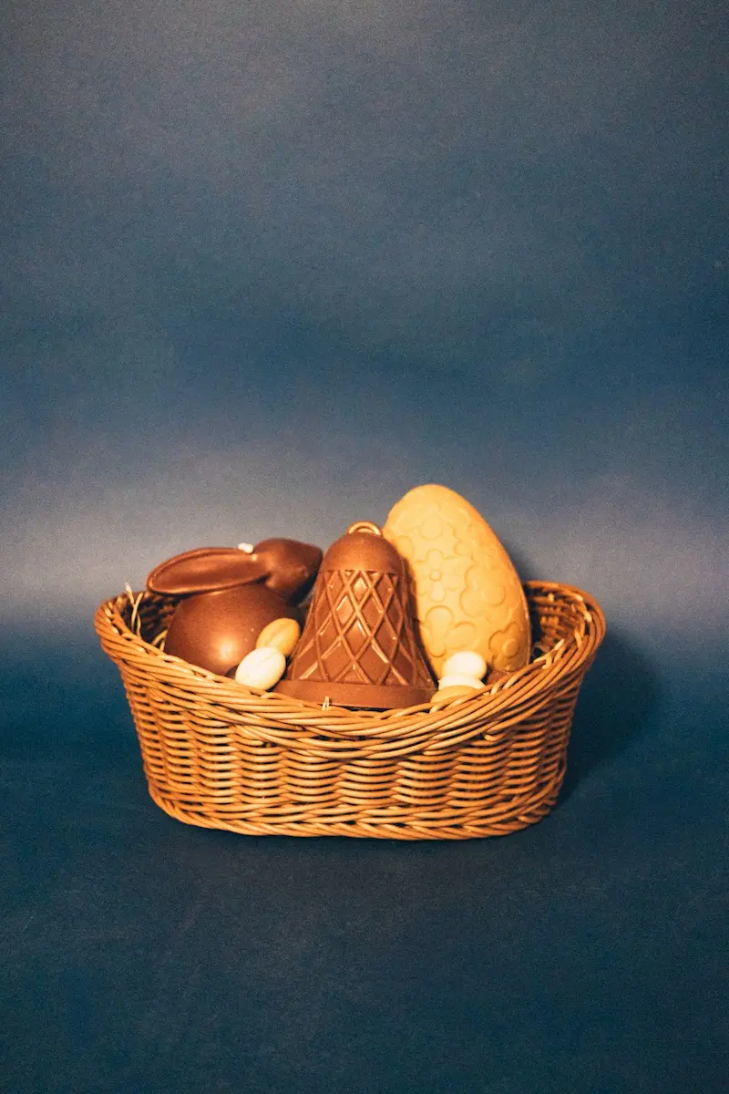 Collection de Pâques 2026 — lapins, cloches et œufs en chocolat artisanal