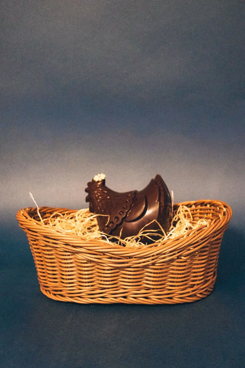 Poule en chocolat noir